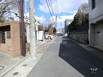 敷地南東側の前面道路(南西側から)
