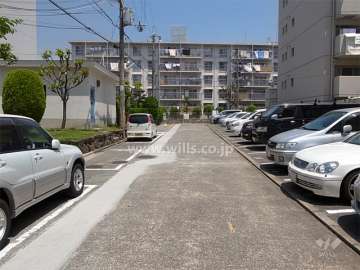 敷地内駐車場（平面式）　写真奥が1号棟です。