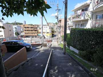 敷地の北側前面道路（東側から）
