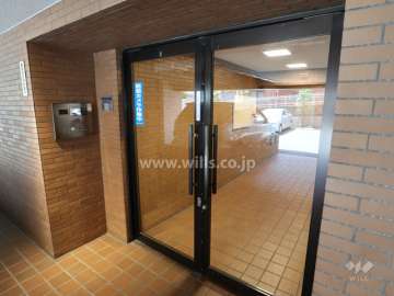 エントランスはオートロック付きです