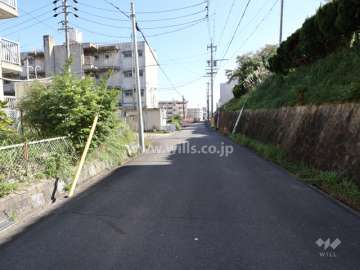 敷地南東側の前面道路（北西側から）
