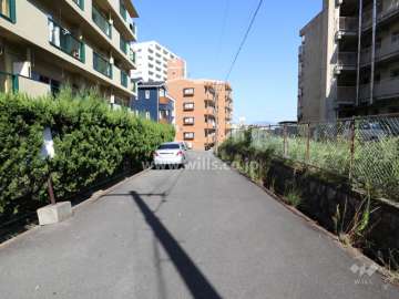 敷地南東側の前面道路（南西側から）
