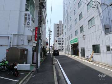 敷地西側の前面道路