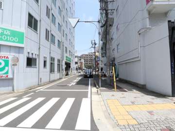 敷地西側の前面道路