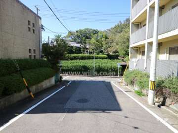 敷地北側の前面道路（東側から）