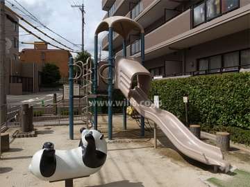 敷地に隣接して春日町5丁目第三公園があります。
