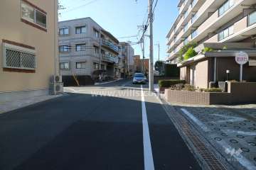 敷地南東側の前面道路(北東側より)