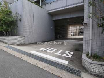 北側駐車場出入り口（リングシャッター付き）