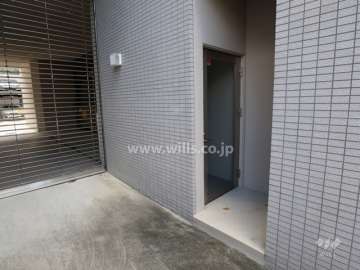 車と人の出入り口が分けられています