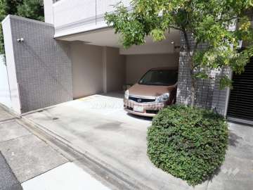 敷地内南西部駐車場（屋内平面式）