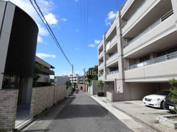 パルシオ本山鹿子町の前面道路(東側から)