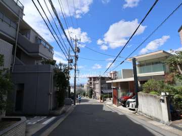 敷地の北側前面道路（東側から）