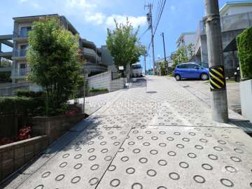 敷地北側の前面道路