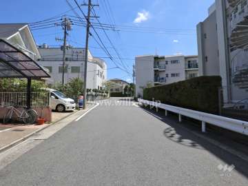 敷地の北側前面道路（西側から）