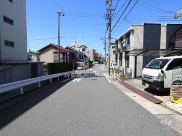 敷地の北側前面道路（東側から）