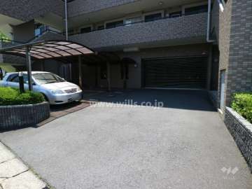 敷地内駐車場(屋外・内平面式)　駐車場出入り口(シャッター付き)