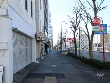 敷地西側前面道路。３車線のバス通りです。