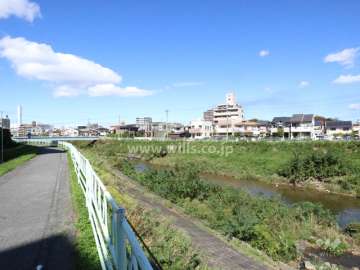 敷地北側を香流川が流れています。