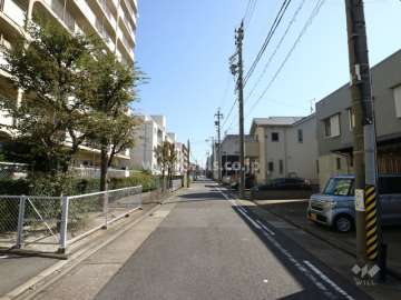敷地の南側前面道路（西側から）