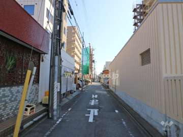 敷地の北側前面道路（西側から）