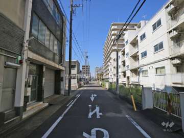 敷地の南側前面道路（東側から）