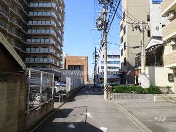 敷地の北側前面道路（東側から）