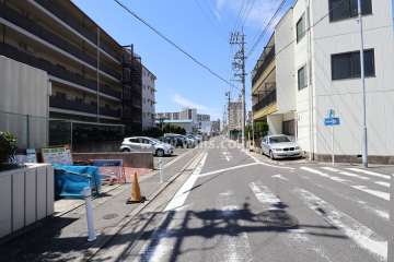 敷地の北側前面道路（東側から）