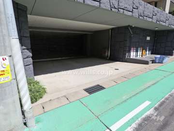 屋内駐車場出入り口(リングシャッター付き)