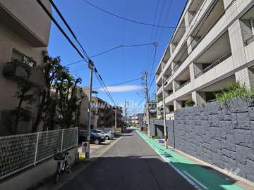 ローレルコート東山の南側前面道路(東側から)