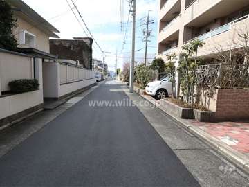敷地南側の前面道路(東側から)