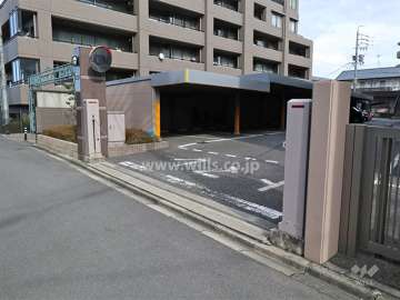 駐車場出入り口(ロボットゲート付き)