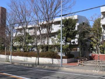 サンマンション東山元町A棟の外観（南東側から）
