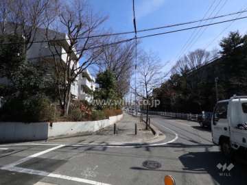 敷地南側の前面道路