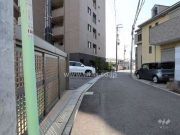 敷地西側の前面道路