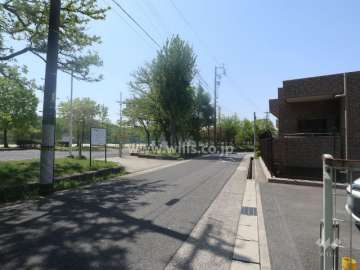 敷地に隣接する茶屋ヶ坂公園
