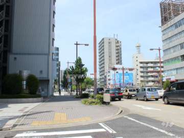 敷地北側の前面道路。片側三車線の広い道です。