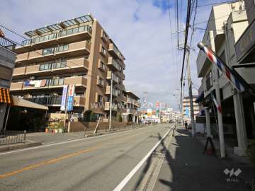敷地東側は二車線の通りに面しています。