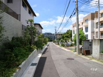 敷地南側の前面道路