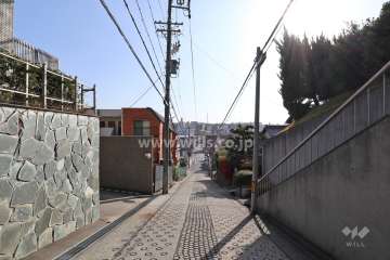 敷地西側の前面道路（北側から）