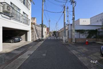 敷地北側の前面道路（西側から）