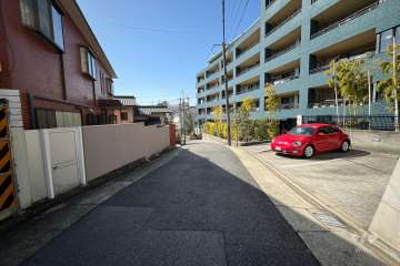 敷地南側の前面道路(東側から)