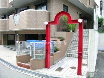 アーチが付いたエントランスアプローチ