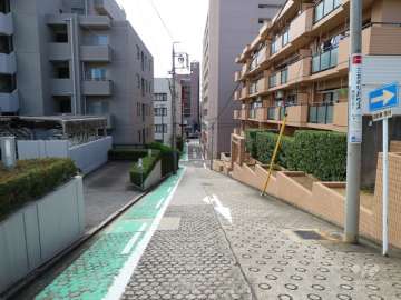 敷地西側の前面道路