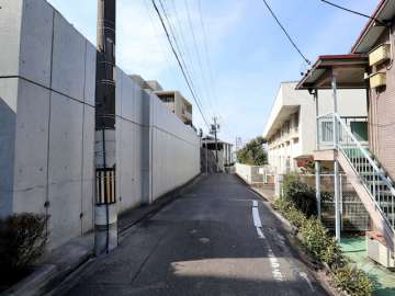 敷地北側の前面道路