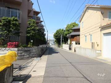 敷地東側の前面道路