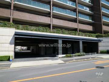 駐車場出入り口と南側マンション出入口