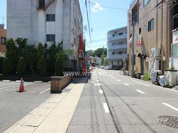 敷地北側の前面道路.飲食店などが立ち並びます.