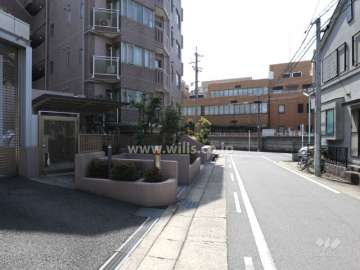 敷地西側の前面道路