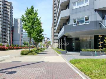 敷地南側の前面道路。片側三車線の広い道路です。