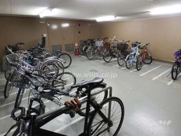 屋内に設けられた駐輪場